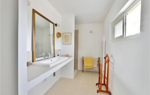 uma casa de banho branca com um lavatório e um espelho em Gorgeous Home In Velleron With Kitchen em Velleron