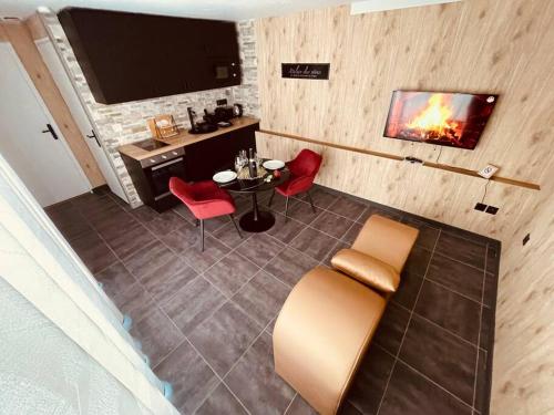 une vue aérienne d'un salon avec une table et des chaises dans l'établissement L'Atelier des Rêves - appartement balnéo Rouen, à Rouen