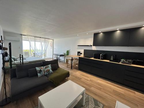 a living room with a couch and a kitchen at Appartement Luxe Ocean View 9403 in Cul de Sac