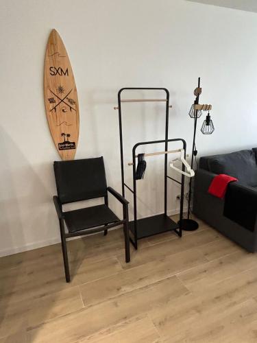 a room with a surfboard and a chair and a surfboard at Appartement Luxe Ocean View 9403 in Cul de Sac