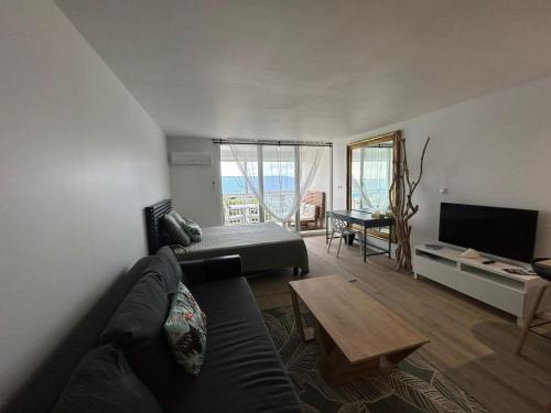 a living room with a couch and a table at Appartement Luxe Ocean View 9403 in Cul de Sac