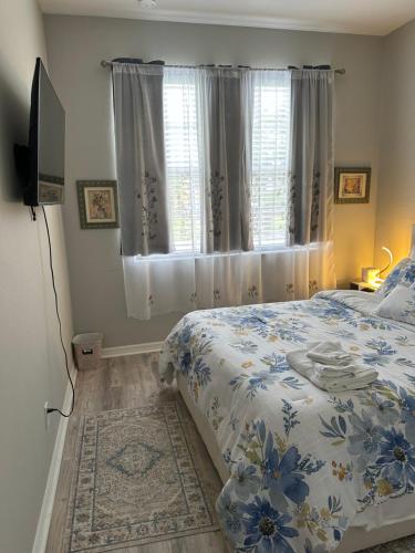 1 dormitorio con 1 cama con manta azul y blanca en Quite room in a family home, en Lehigh Acres