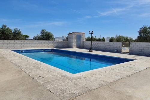 EscalonaにあるCasa Rural Emiliaの青いレンガの壁のスイミングプール