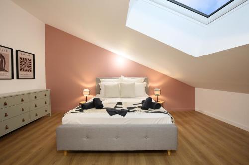 a attic bedroom with a bed and a skylight at Appartement calme et spacieux in Toulouse