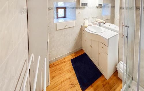Ванна кімната в Nice Home In Essertines-en-chtelne With House A Panoramic View