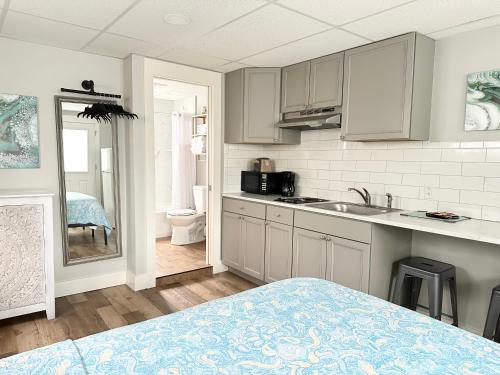- une cuisine avec un lit, un évier et un comptoir dans l'établissement Abellona Inn & Suites, à Old Orchard Beach