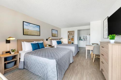 Habitación de hotel con 2 camas y TV en InTown Suites Extended Stay Select Orlando FL - Lee Rd en Orlando