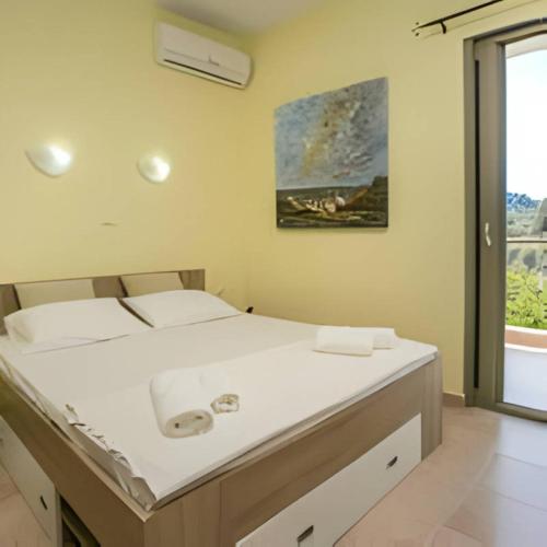 sypialnia z dużym łóżkiem i umywalką w obiekcie Villa Elista w mieście Astris