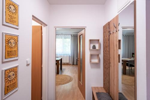 korytarz z drzwiami prowadzącymi do jadalni w obiekcie Apartmány TriMM w mieście Uherské Hradiště