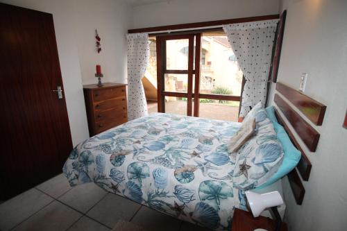 Postel nebo postele na pokoji v ubytování Uvongo Cabanas 3B