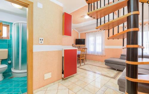 une pièce avec un escalier et un salon dans l'établissement Apartments Manda, à Fažana