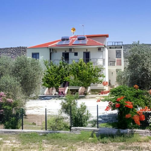 biały budynek z czerwonym dachem w obiekcie Villa Elista w mieście Astris