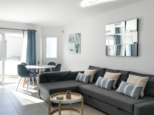 salon z kanapą i stołem w obiekcie Payen Corralejo by Best Holidays Fuerteventura w Corralejo