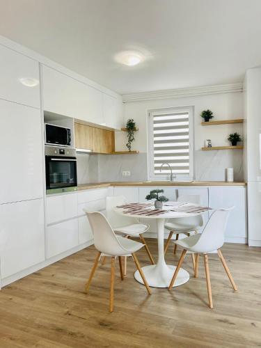 Кухня или мини-кухня в Dendro Apartment-Free parking

