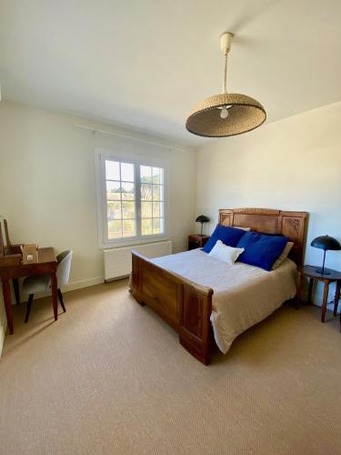 une chambre avec un lit, un bureau et une fenêtre dans l'établissement Villa familiale proche des plages avec piscine chauffée, à Mimizan