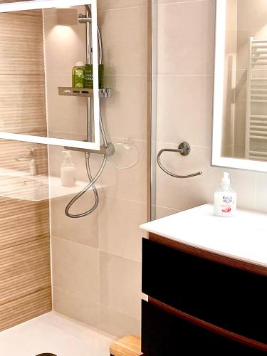 une salle de bain avec douche et lavabo dans l'établissement Les Collines, à Sainte-Maxime