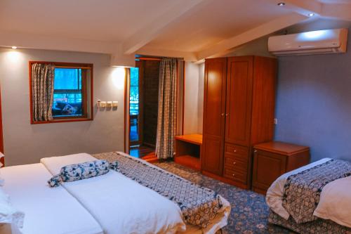 a bedroom with two beds and a window at منتجع مزدان in Unayzah