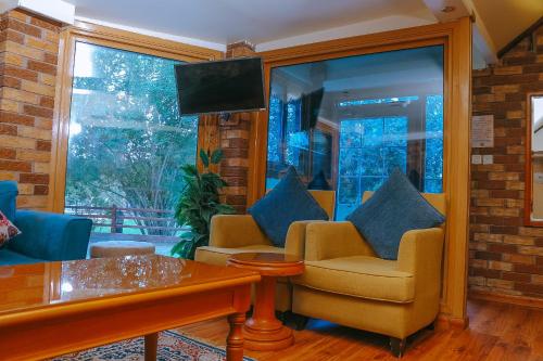un soggiorno con 2 sedie e un tavolo di منتجع مزدان a Unayzah