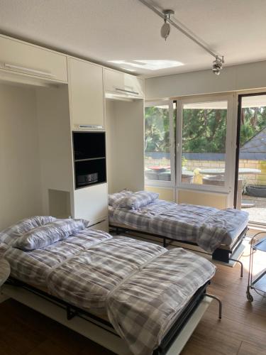 Duas camas num quarto com janelas em Rüngsdorf em Bonn