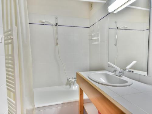 La salle de bains blanche est pourvue d'un lavabo et d'une douche. dans l'établissement Appartement Les Gets, 3 pièces, 6 personnes - FR-1-685-59, aux Gets