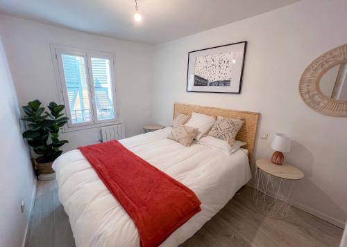 een slaapkamer met een groot bed en een rode deken bij Vieux Nice - Wifi, AC, 5 pers in Nice