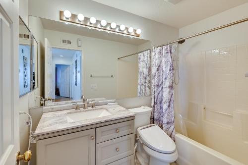 ein Badezimmer mit Waschbecken, Toilette und Dusche in der Unterkunft Lake Elsinore Vacation Rental about 4 Mi to the Lake! in Lake Elsinore
