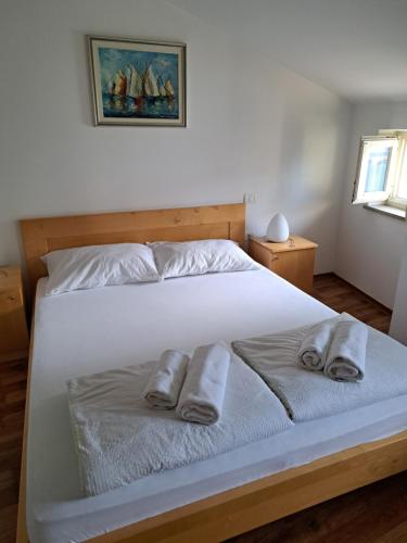 Ένα ή περισσότερα κρεβάτια σε δωμάτιο στο Apartma Via Flavia