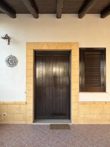 a black door on the side of a building at Villetta di Venere in Marinella di Selinunte