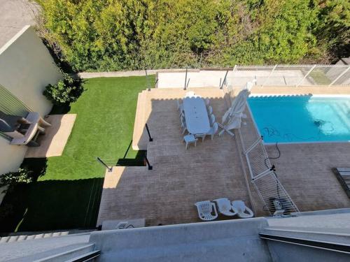 uma vista sobre um quintal com uma piscina em villa pour 10 personnes avec piscine et jacuzzi em Alès