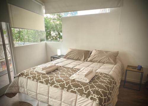 1 dormitorio con 1 cama con 2 almohadas en Beautiful Studio in Las Canitas - Palermo LC1 by Apartments Bariloche en Buenos Aires