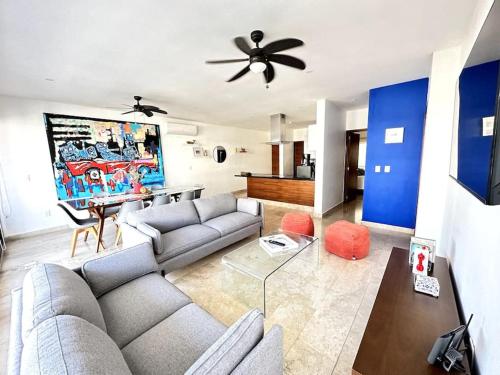 Zona de estar de New Condo with Pool, Gym, A/C, WiFi, King Size bed