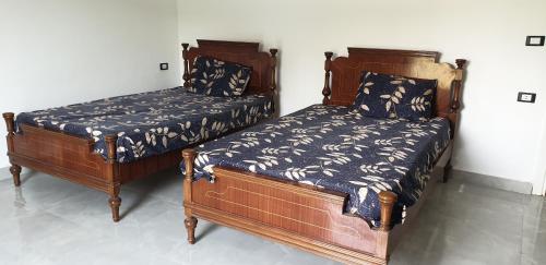 2 Betten nebeneinander in einem Zimmer in der Unterkunft Zomoroda North Coast Chalet by Solid Pro in Dawwār Shindī Fannūsh