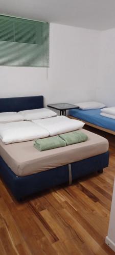 コモにあるComo 3 B&Bのベッド2台が備わる客室です。