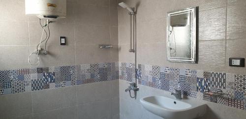 a bathroom with a sink and a mirror at Zomoroda North Coast Chalet by Solid Pro in Dawwār Shindī Fannūsh
