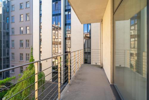 En balkon eller terrasse på Easyrooms Dzirnavu