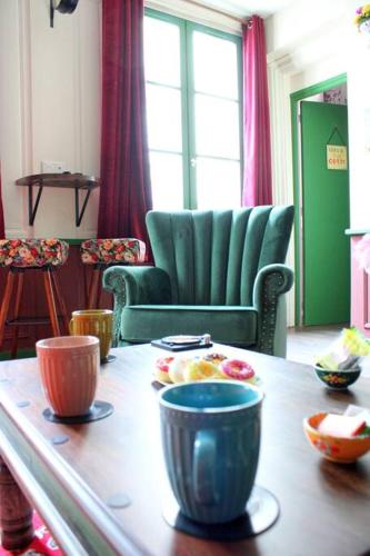 Cette chambre comprend une table avec des bols de nourriture. dans l'établissement Appartement Friends, à Rouen