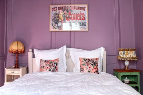 - une chambre avec un lit blanc aux murs violets dans l'établissement Appartement Friends, à Rouen