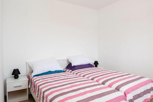 dwa łóżka siedzące obok siebie w sypialni w obiekcie Put Marin w mieście Zlarin