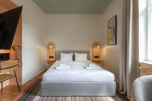ein Schlafzimmer mit einem großen weißen Bett in einem Zimmer in der Unterkunft FLOK Tkalciceva in Zagreb
