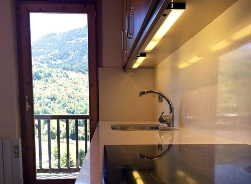a kitchen with a sink and a window with a view at Apartamento con vistas Taull in Taüll