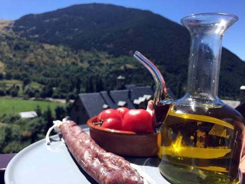 a bottle of oil next to a bowl of fruit at Apartamento con vistas Taull in Taull