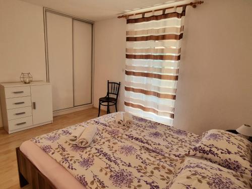 1 dormitorio con 1 cama, vestidor y ventana en Apartment Melanie, en Skrbčići