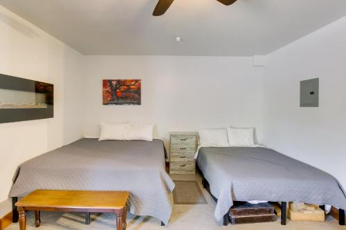 dos camas sentadas una al lado de la otra en un dormitorio en Lava Hot Springs Studio with Views - Walk to River, en Lava Hot Springs