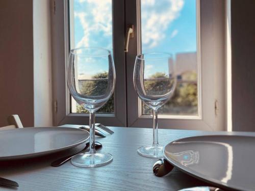 trois verres à vin assis sur une table devant une fenêtre dans l'établissement Le studio Aigle - proche quais rive droite - 249, à Rouen