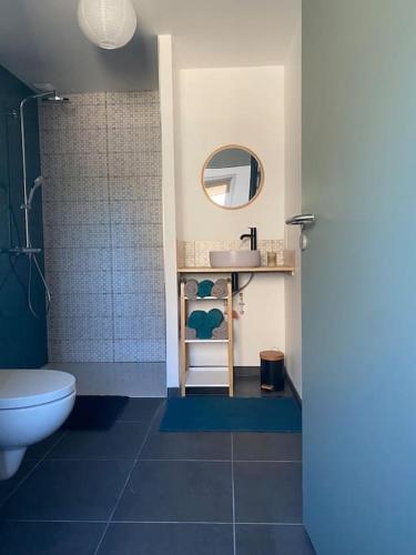 une salle de bain avec un lavabo et des toilettes dans l'établissement La cabane du banc José, à Le Rozel