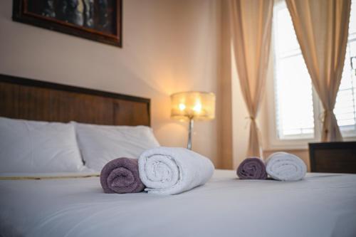 um quarto com uma cama com toalhas em Large Three Bedroom, Center of Old Town em Dubrovnik