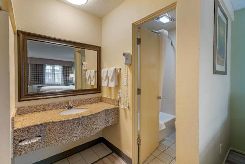 Koupelna v ubytování University Inn and Suites Eugene