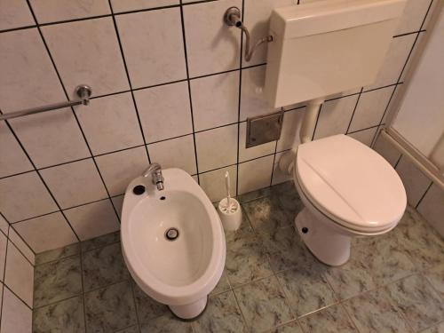 y baño con aseo y bidet. en Banjol 531, en Banjol