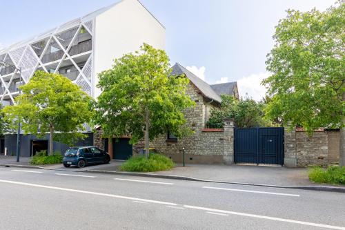 une voiture garée devant un bâtiment dans l'établissement LIK APPARTS - La Courrouze Rennes, à Rennes