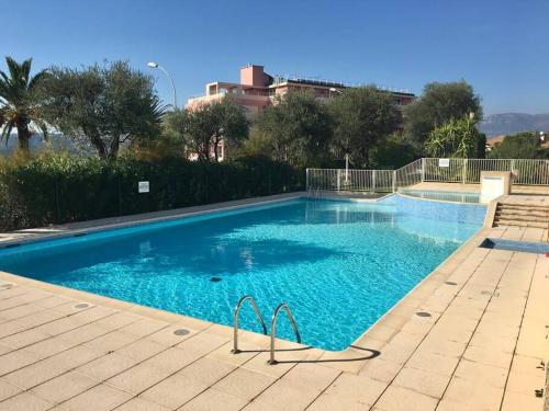 une grande piscine avec de l'eau bleue dans l'établissement Nice ouest- Studio Vue Mer Garage Piscine WIFI, à Nice